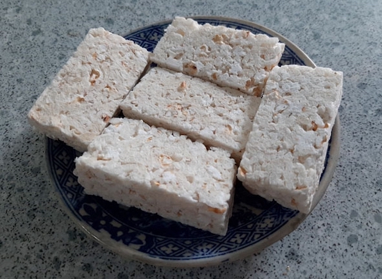 Bánh Kẹo Đặc Sản Quảng Ngãi – Hương Vị Truyền Thống Miền Trung 7 Nguyên Liệu Làm Bánh Nổ Quảng Ngãi