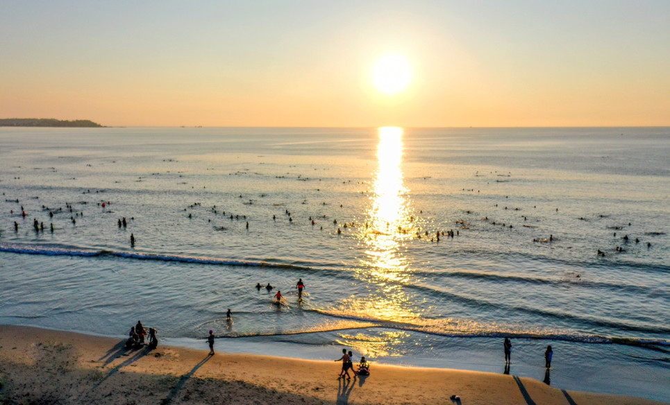 Biển Mỹ Khê Quảng Ngãi – bãi biển đẹp và yên bình nhất miền Trung 3 Trải nghiệm thực tế – Biển Mỹ Khê Quảng Ngãi có gì chơi?