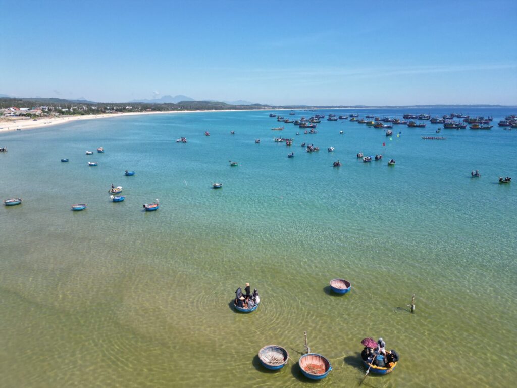 Biển Mỹ Khê Quảng Ngãi – bãi biển đẹp và yên bình nhất miền Trung 6 bien my khe quang ngai 4