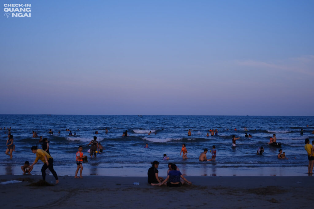Biển Mỹ Khê Quảng Ngãi – bãi biển đẹp và yên bình nhất miền Trung 8 bien my khe quang ngai 5